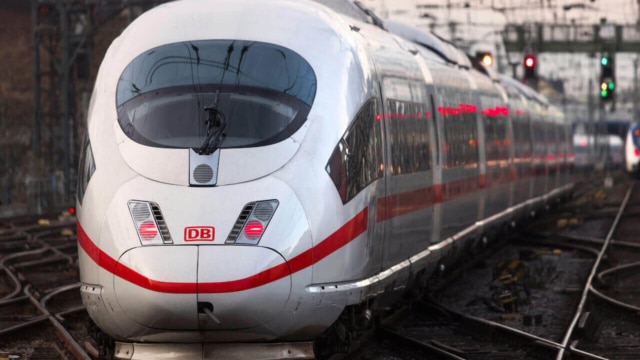 ICE der deutschen Bahn von vorne auf Gleis