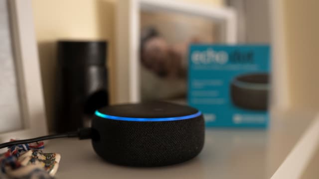 Amazon Echo leuchtet blau