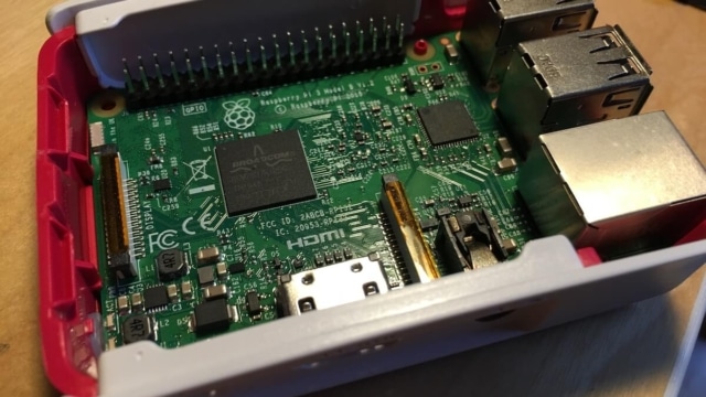 Ein Raspberry Pi mit offenem Gehäuse. Platine erkennbar