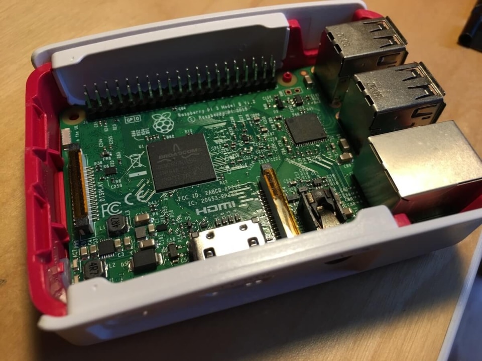 Ein Raspberry Pi mit offenem Gehäuse. Platine erkennbar