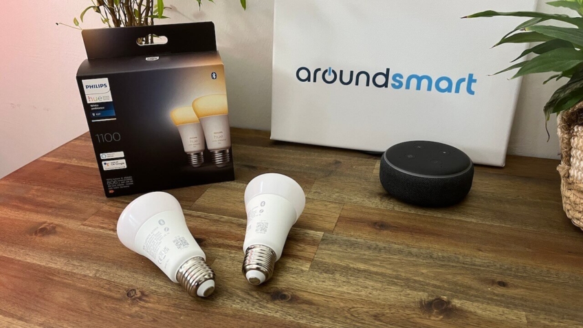 smarte Lampen von Philips Hue auf Tisch vor Logo von smart home portal aroundsmart
